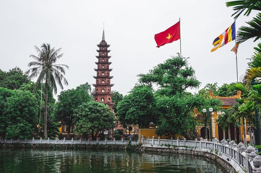 Trấn Quốc Pagoda from the outside